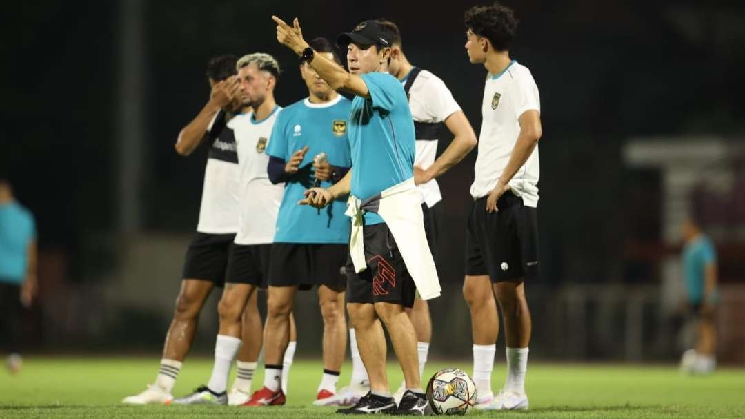 Pelatih Timnas Indonesia, Shin Tae-Yong saat memimpin latihan tim di Lapangan Thor, Surabaya, Kamis 8 Juni 2023. (Foto: PSSI)