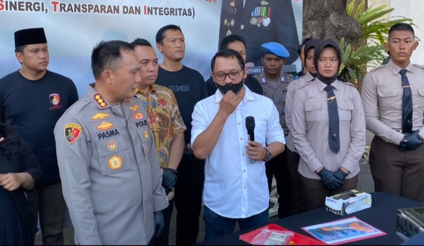 Orang tua korban tewas di Mojokerto, Bambang di Mapolrestabes Surabaya. (Foto: Andhi Dwi/Ngopibareng.id)