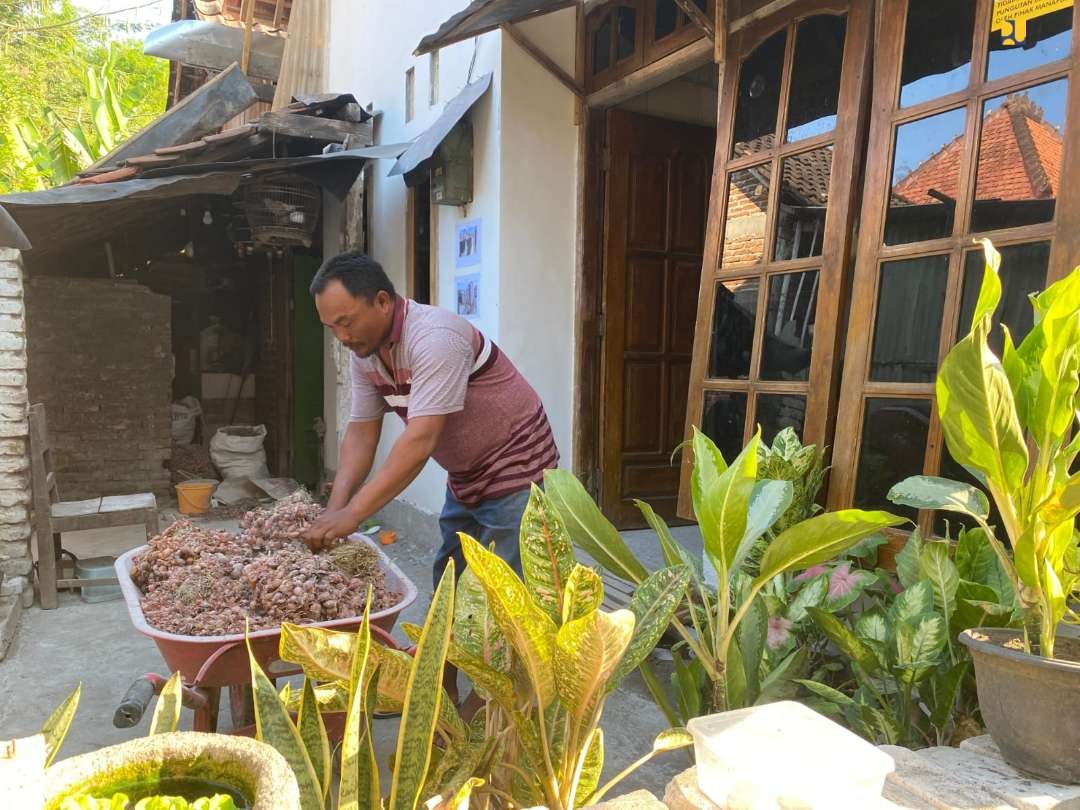 Salah satu petani bawang di Kabupaten Nganjuk yang rumahnya mendapatkan program Bantuan Stimulan Perumahan Swadaya (BSPS) atau dikenal dengan Bedah Rumah tahun 2023 dari Kementerian PUPR. (Foto: dok. istimewa)