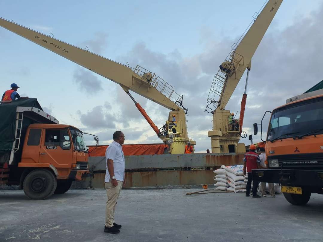 Pimpinan Cabang Bulog Banyuwangi, Harisun, melihat proses bongkar beras impor (Foto:istimewa)