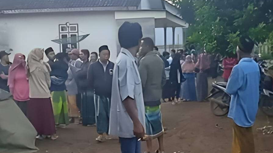 Warga berbondong-bondong mendatangi rumah korban di Desa Harjomulyo, Kecamatan Silo, Jember. (Foto: Istimewa)