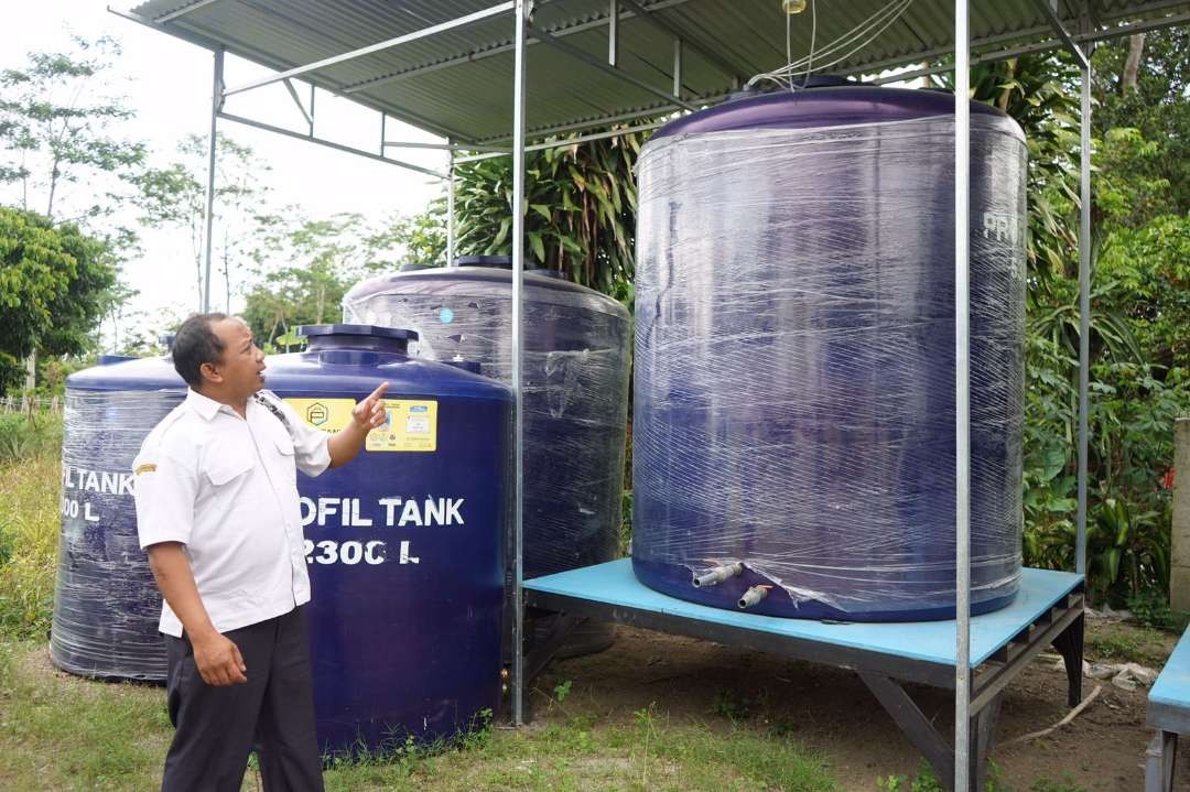 Atasi kelangkaan pupuk, Bupati Hanindhito Pramana bangun intalasi pengolahan pupuk organik cair (POC) di Sentra Nanas. (Foto: Istimewa)