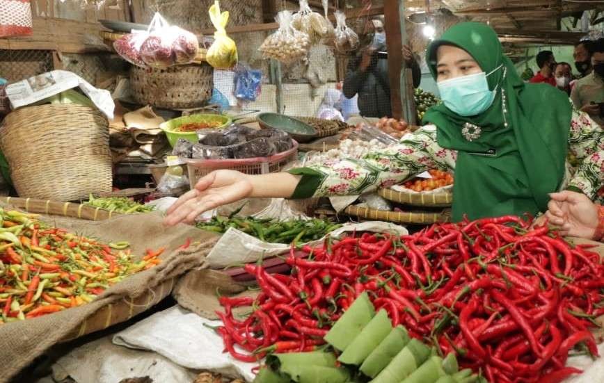 Cabai besar dan cabai rawit di Pasar Baru, Kota Probolinggo yang harganya cenderung turun menjelang Idul Adha. (Foto: Ikhsan Mahmudi/Ngopibareng.id)