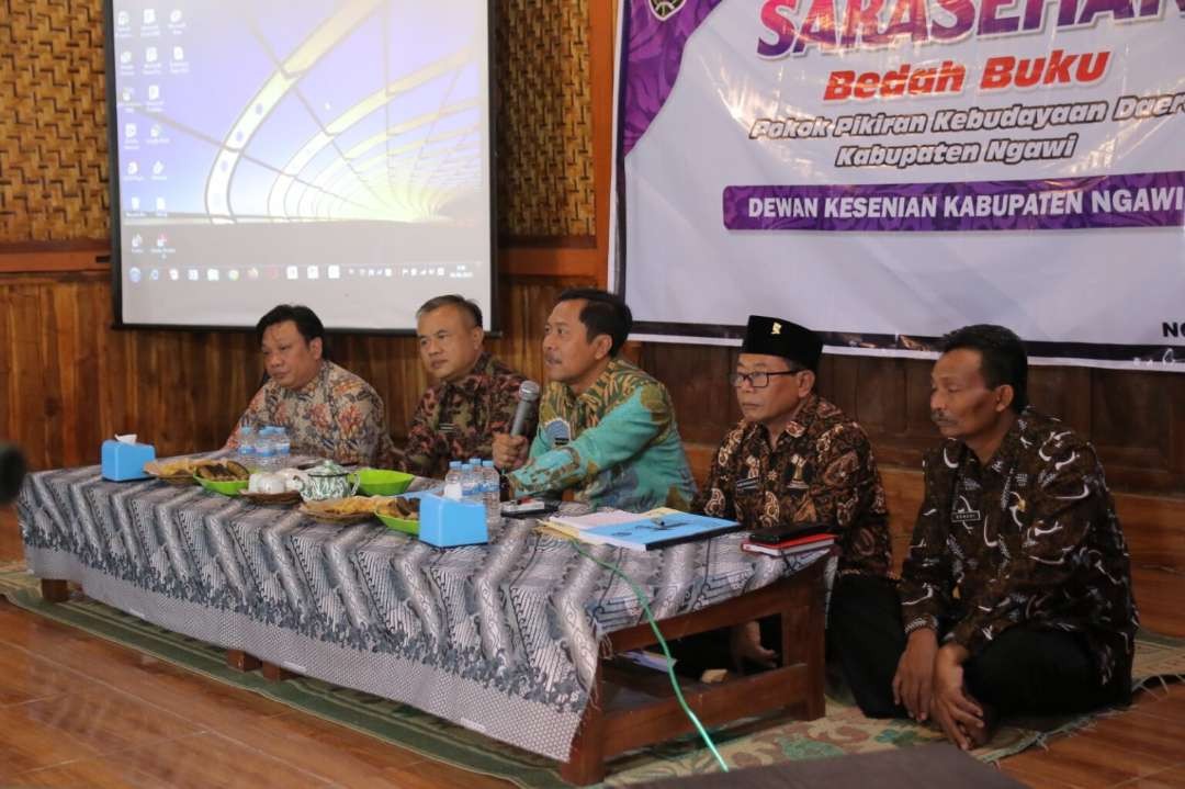 Wakil Bupati Ngawi, Dwi Rianto Jatmiko bersama Dewan Kesenian Kabupaten Ngawi (DKKN) menggelar diskusi dan bedah buku tentang pokok pikiran kebudayaan di Kabupaten Ngawi di RM. Milakori, Mangunharjo, Ngawi, Kamis 8 Juni 2023. (Foto: Kominfo)