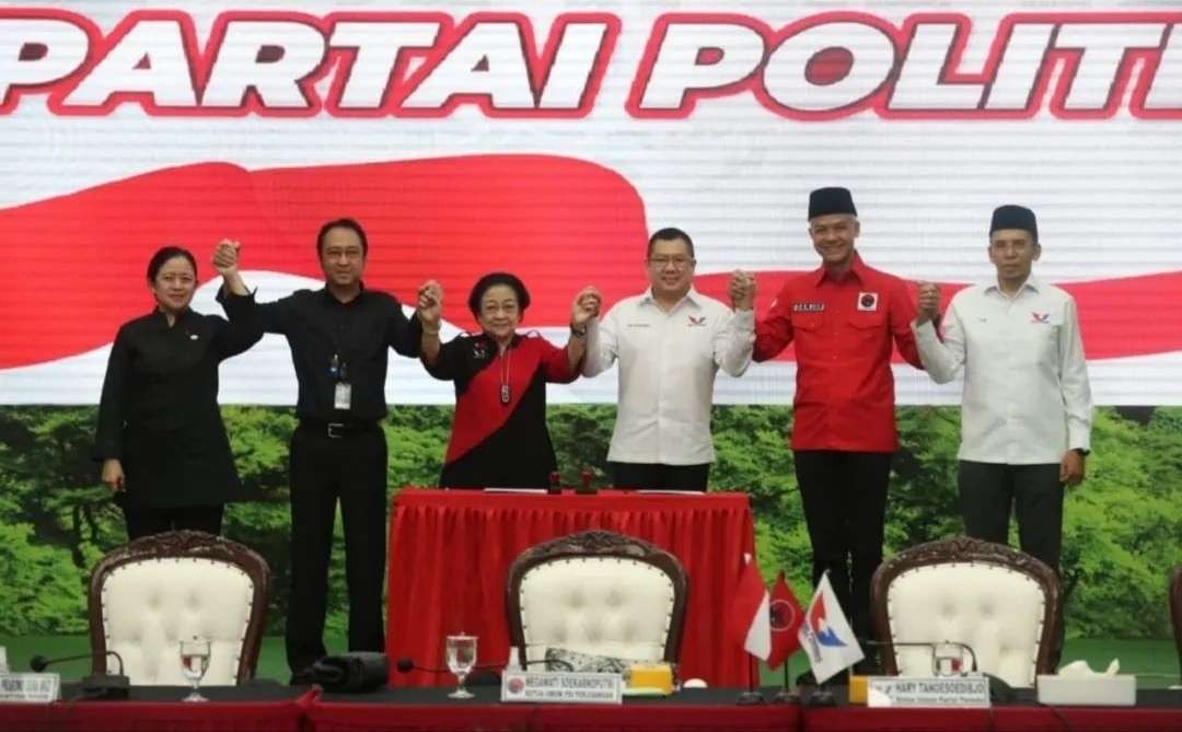 Ketua Umum PDIP, Megawati Soekarnoputri bersama Ketum Partai Perindo, Hary Tanoesoedibjo dan bakal capres Ganjar Pranowo dalam pengukuhan kerja sama politik PDIP-Partai Perindo di Kantor DPP PDIP, Jumat 9 Juni 2023. (Foto: Instagram Perindo)