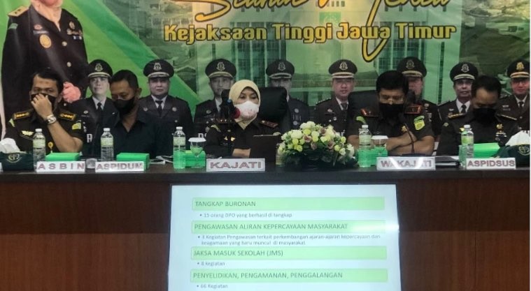 Kepala Kejati Jatim, Mia Amiati (tengah) (Foto: Andhi Dwi/Ngopibareng.id)