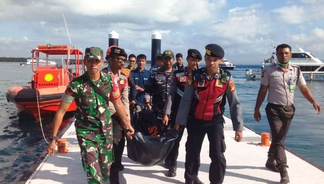 Tim SAR gabungan mengevakuasi jenazah warga India yang hanyut di Pantai Kelingking. (Foto: Basarnas Bali)