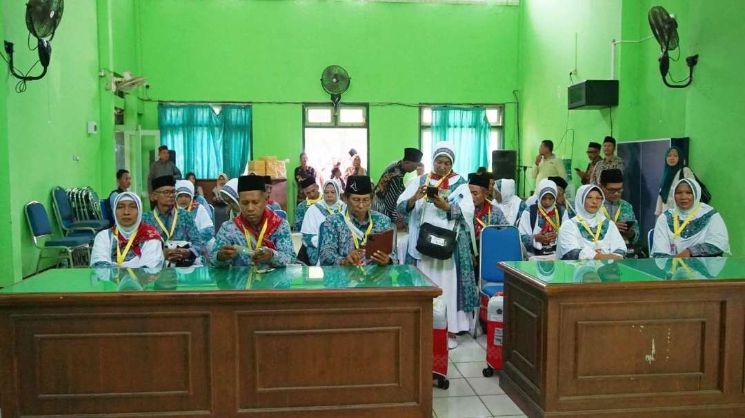 Calon jemaah haji kuota tambahan Kabupaten Tuban diberangkatkan menuju Asrama Haji Sukolilo, Surabaya (Foto: Kemenag Tuban)