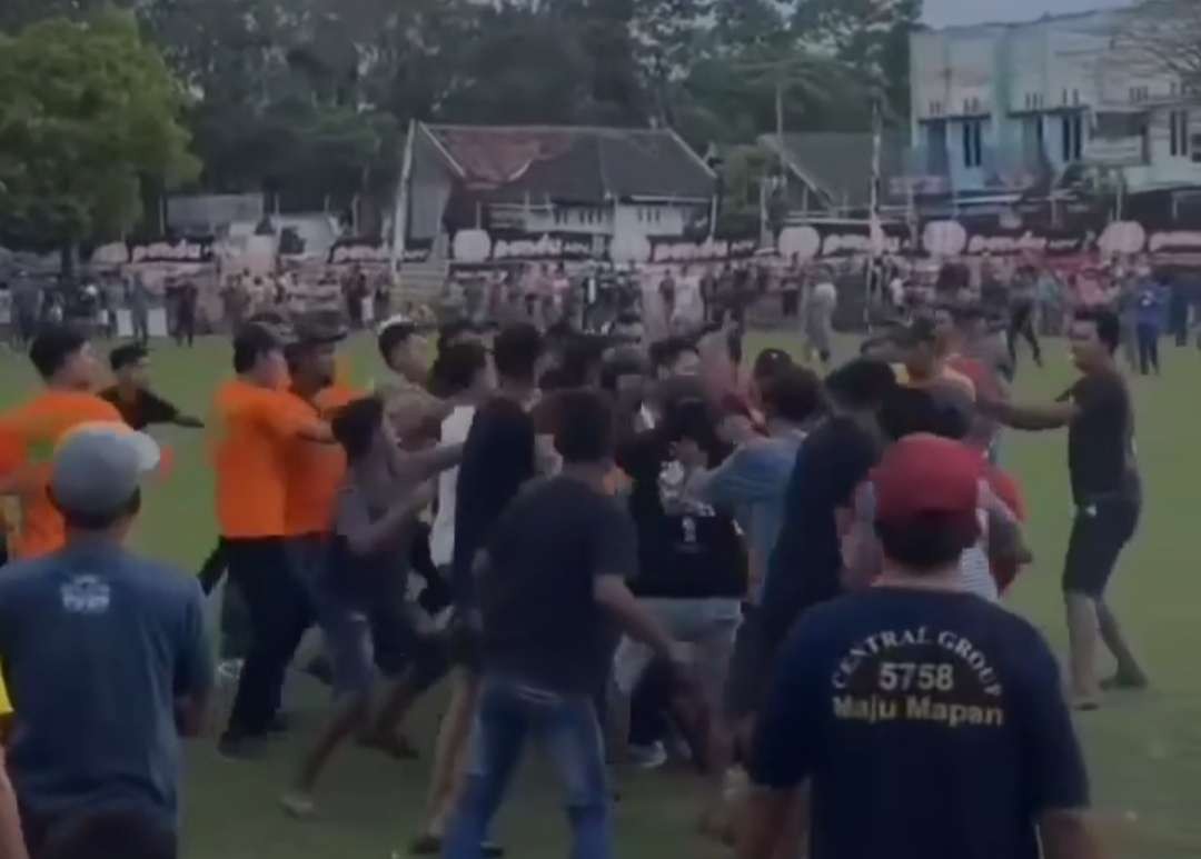 Tangkapan layar video viral wasit dikeroyok penonton.(Foto istimewa)