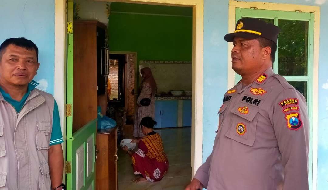 Kapolsek Sempolan, AKP M Na'i saat mendatangi rumah korban. (Foto: Dokumentasi Polsek Sempolan)