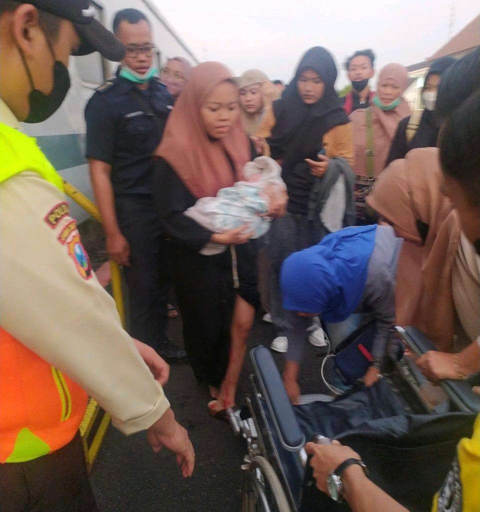 Hamil tua, seorang ibu jalani persalinan di Commuter Line Dhoho, ibu  dan bayinya selamat (Foto: Istimewa)