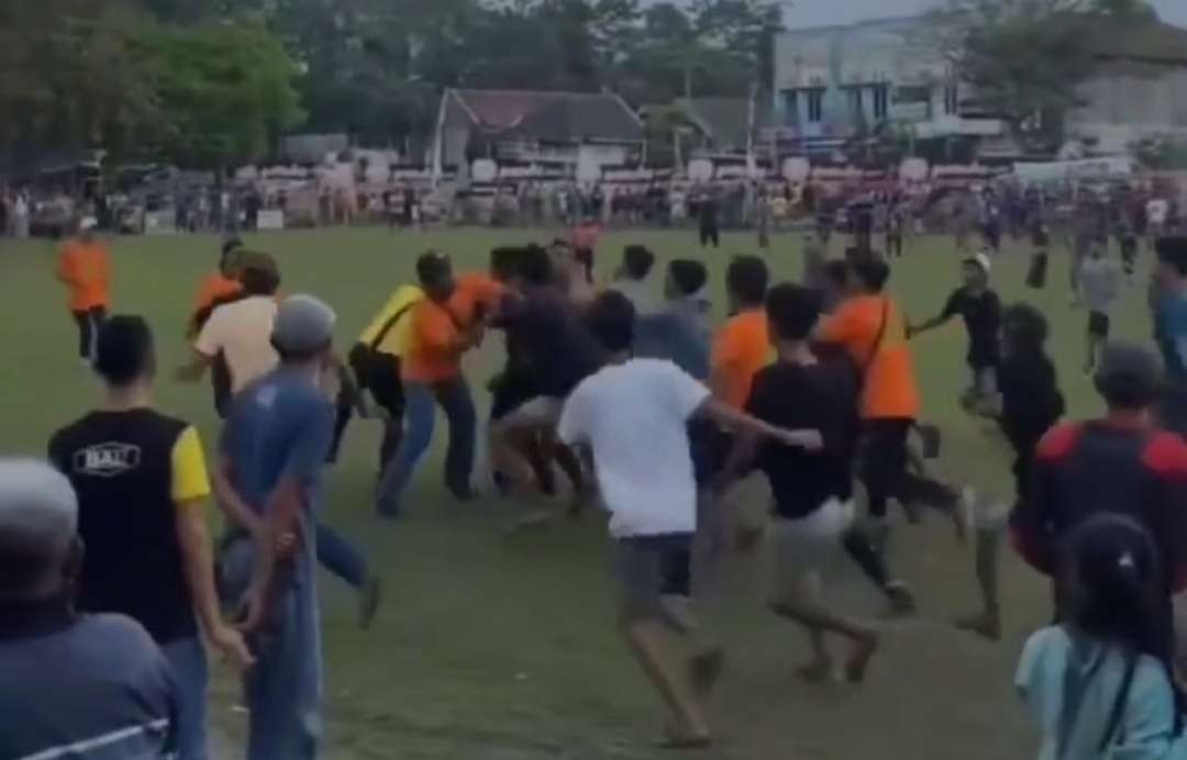 Tangkapan layar video viral wasit sepakbola dikeroyok penonton.(foto: istimewa)