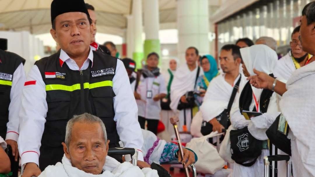 Direktur Bina Haji Ditjen Penyelenggara Haji dan Umrah Kemenag RI, Arsad Hidayat menyambut kedatangan jemaah haji kloter perdana di Bandara Jeddah. (Foto: Istimewa)