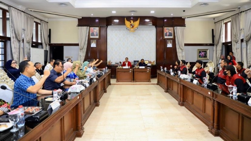 Pemkot Surabaya beri bonus atlet SEA Games 2023. (Foto: Dokumentasi Pemkot Surabaya)