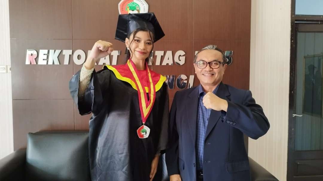 Putri Pariwisata Nusantara 2022 Celia Ivanka Alexandra Mota bersama Rektor Untag Banyuwangi Andang Subaraianto usai wisuda (foto- Muh Hujaini/Ngopibareng.id)