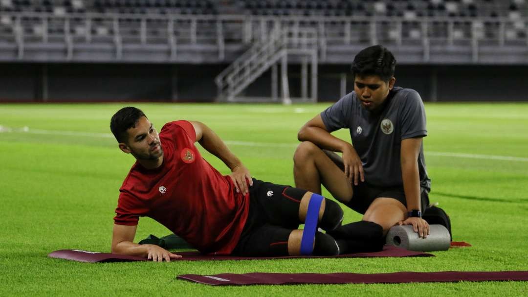 Pemain Timnas, Sandy Walsh saat menjalani latihan terpisah di Stadion Gelora Bung Tomo, Surabaya, Sabtu 10 Juni 2023. (Foto: Fariz Yarbo/Ngopibareng.id)