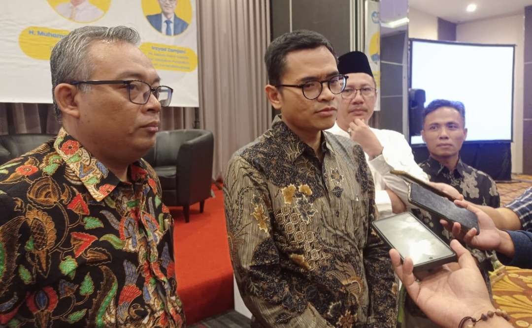 Plt Kepala Pusat Standar dan Kebijakan Pendidikan BSKAP Kemendikbudristek, Irsyad Zamjani (tengah), saat memaparkan kesiapan sekolah menerapkan kurikulum Merdeka. (Foto: Rusdi/Ngopibareng.id)