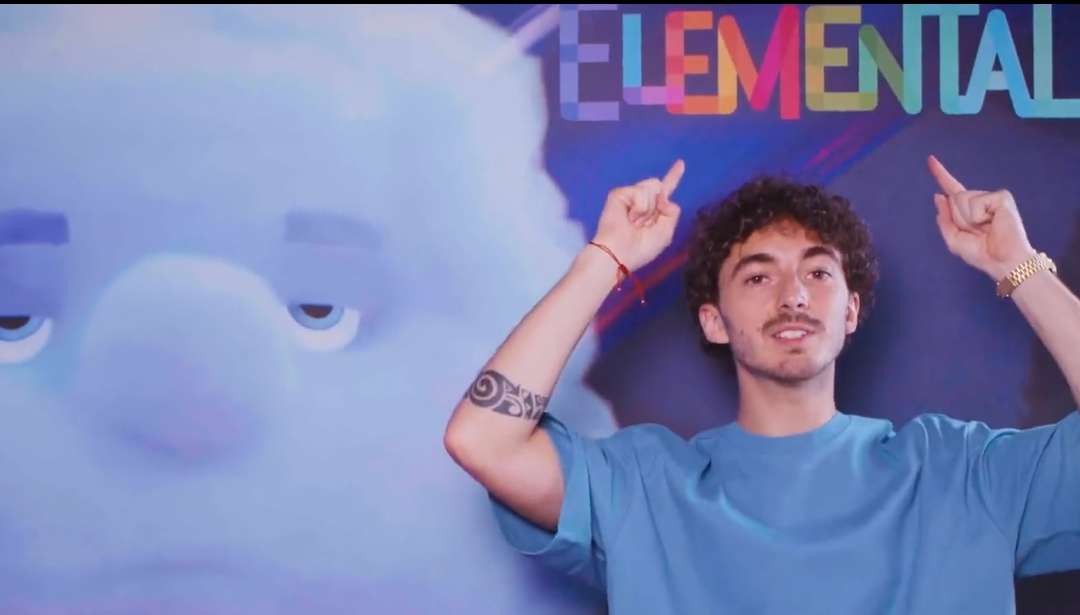 Francesco 'Pecco' Bagnaia debut sebagai pengisi suara (dubber) film animasi Elemental produksi Disney dan Pixar. (Foto: Twitter @peccobagnaia)