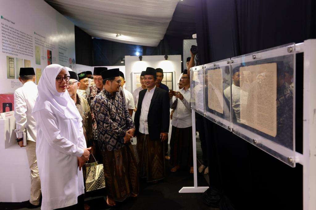 Bupati Banyuwangi Ipuk Fiestiandani melihat koleksi Kiai Saleh, dipamerkan dalam festival kitab kuning. (Foto: Humas Pemkab Banyuwangi)