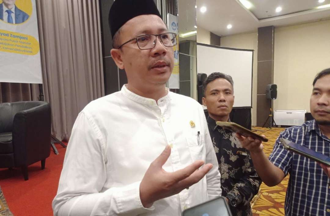 Anggota Komisi X DPR RI Muhammad Nur Purnamasidi saat memaparkan dampak PPPK terhadap migrasi guru (Foto: Rusdi/Ngopibareng.id)