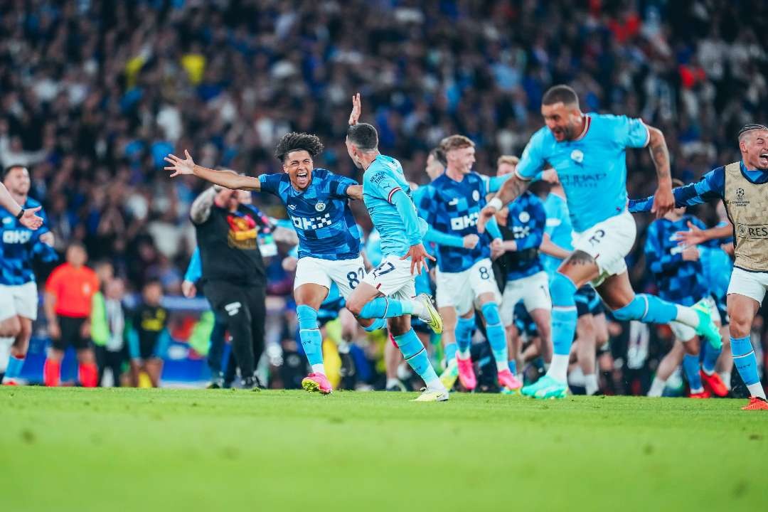 Para pemain Manchester City berhamburan ke lapangan setelah wasit meniup peluit panjang tanda berakhirnya pertandingan final Liga Champions 2022-2023. (Foto: Twitter/@ManCity)