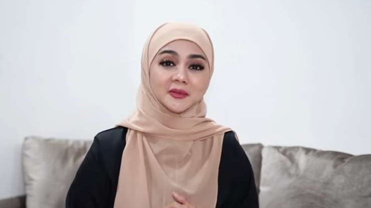 Pedangdut Jenita Janet berhijab usai umrah. (Foto: Instagram @jenitajanet)