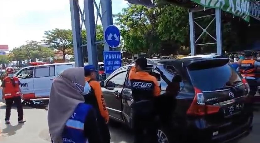 Mobil tabrak tiang JPO Wonokromo, satu orang meninggal dunia (Foto: dok. BPBD Surabaya)