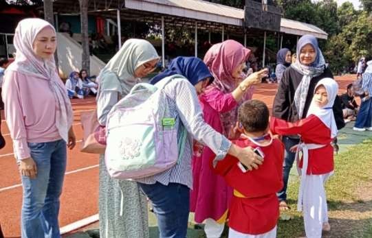 Emak-emak bingung ada peserta menangis mencari ibunya. (Foto: Asmanu Sudharso/Ngopibareng.id)