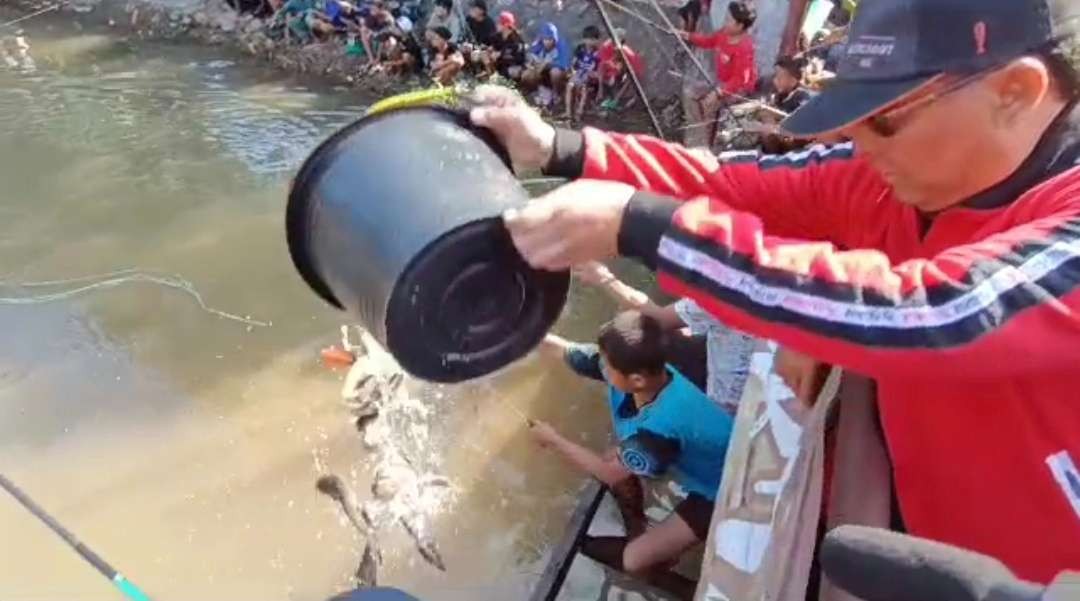 Peringati Bulan Bung Karno, ribuan warga berkumpul di sepanjang sungai Desa Tretek Kecamatan Pare, Kediri untuk berlomba memancing. (Foto: Fendi Lesmana/ngopibareng.id)