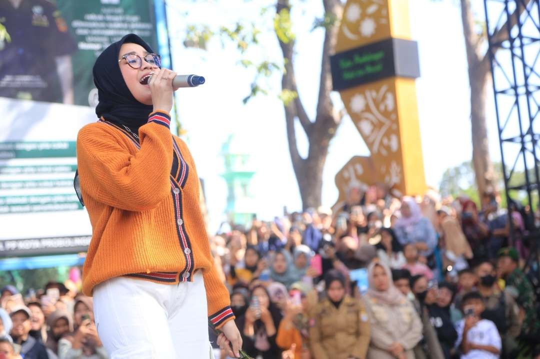 Salma Salsabila, juara Indonesian Idol XII saat bernyanyi di hadapan ribuan penggemarnya di Probolinggo. (Foto: Ikhsan Mahmudi/Ngopibareng.id)