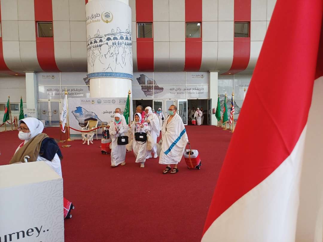 Suasana kedatangan jemaah haji Indonesia di paviliun Bandara King Abdulaziz lebih ramai dari biasanya dengan hadirnya para sales provider lokal. (Foto: Istimewa)