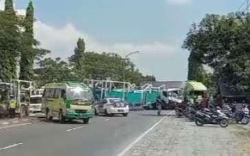 Posisi dua ke kendaraan besar bertabrakan di jalur poros nasional Lamongan - Babat, pada Minggu 11 Juni 2023. (Foto: Istimewa)