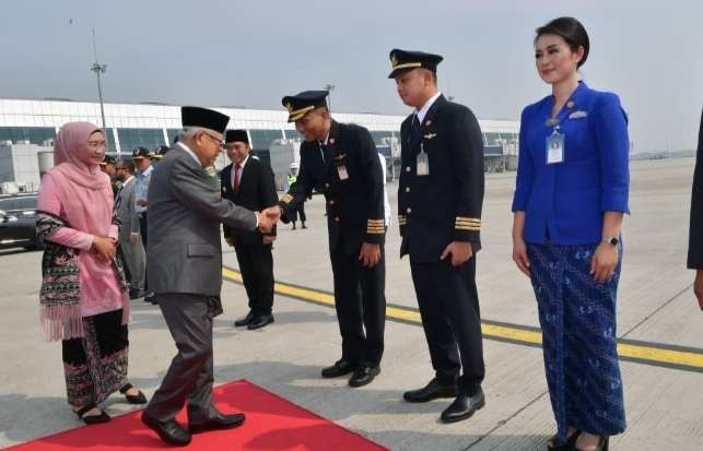 Wapres KH Ma'ruf Amin menyalami awak Garuda yang akan menerbangkannya ke Uzbekistan ( foto: Setwapres)