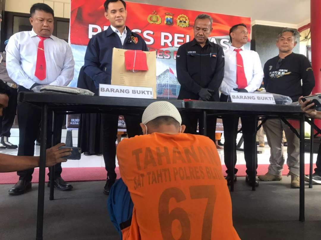 IM alias Tomin,36, tahun pelaku pencabulan saat berada di Polres Blitar, pada Senin 12 Juni 2023. (Foto: Choirul Anam/Ngopibareng.id)