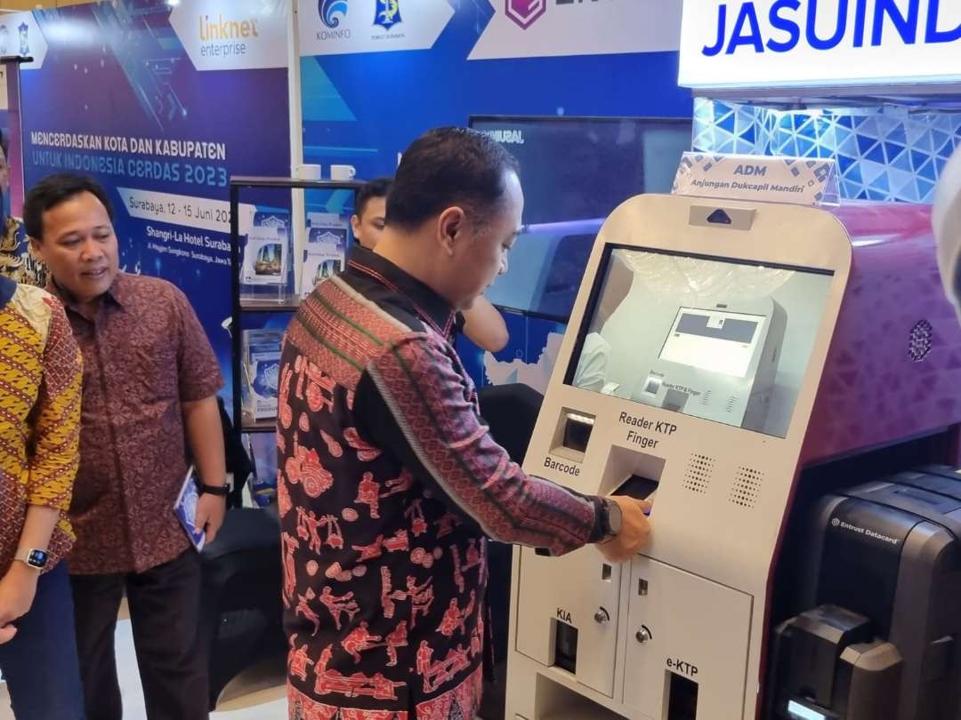 Walikota Surabaya, Eri Cahyadi saat meninjau layanan berbasis digital yang ada di Forum Smart City Nasional. (Foto: Pita Sari/Ngopibareng.id)