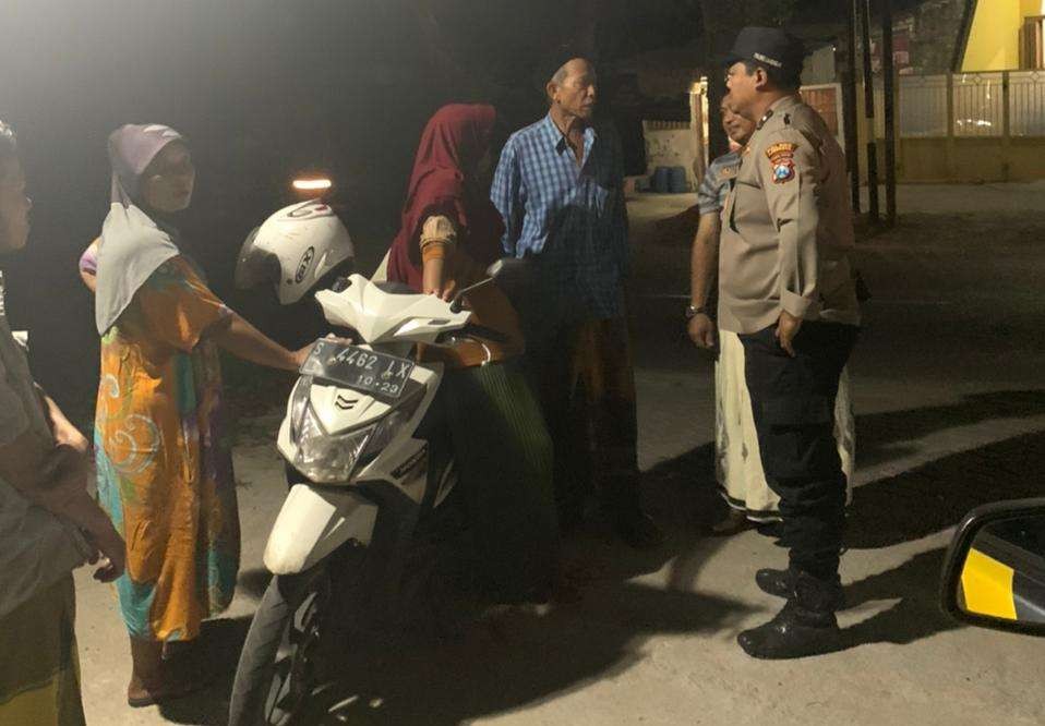 Perempuan asal Sukabumi saat diamankan polisi setelah hendak bunuh diri. (Foto: Istimewa)