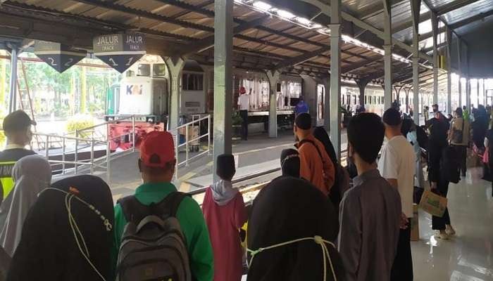 Penumpang saat menunggu kedatangan kereta api di Stasiun Jember. (Foto: Humas KAI Daop 9 Jember)