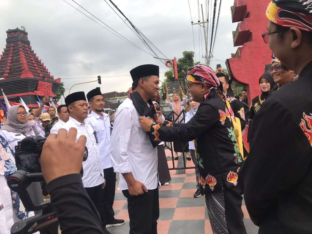 Ketua KPU Kota Blitar, Choirul Umam menerima rombongan pembawa bendera partai politik (parpol) peserta Pemilu 2024 dari Ketua KPU Kabupaten Blitar, Hadi Santosa dalam rangka Kirab Pemilu 2024, Senin 12 Juni 2023. Lokasi di Museum dan Monumen Peta Blitar, Desa Bendogerit, Kecamatan Sanan Wetan, Kota Blitar, Jawa Timur. (Foto: Choirul Anam/Ngopibareng.id)