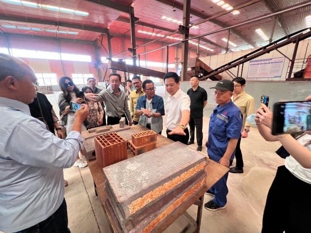 Material bangunan hasil dari daur ulang sampah di China (Foto: Humas Pemkot Malang)