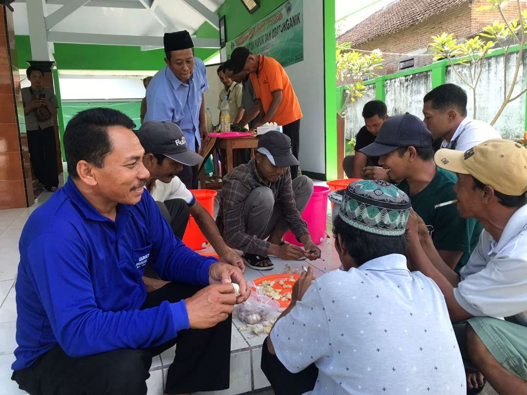 Para petani di Desa Karangrejo, Kecamatan Garum, Kabupaten Blitar, Jawa Timur antusias praktik membuat pupuk organik cair dan pestisida nabati di Balai Desa Karangrejo dipandu oleh Ahmad Syaikhu, Ketua FK P4s Jawa Timur, Senin 12 Juni 2023. (Foto: Choirul Anam/Ngopibareng.id)