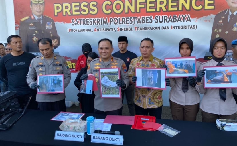 Polisi tangkap 2 tersangka lain dalam pembunuhan mahasiswi Surabaya (Foto: Andhi Dwi/Ngopibareng.id)