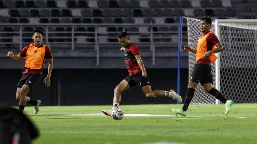 Striker Timnas, Dimas Drajat (tengah) saat menjalani latihan di Stadion Gelora Bung Tomo, Surabaya. (Foto: Fariz Yarbo/Ngopibareng.id)