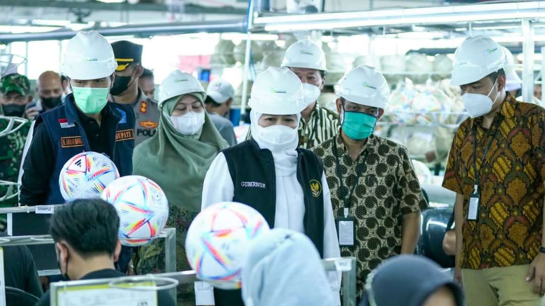 Gubernur Jatim, Khofifah Indar Parawansa saat meninjau pabrik pembuatan bola. (Foto: Pemprov Jatim)