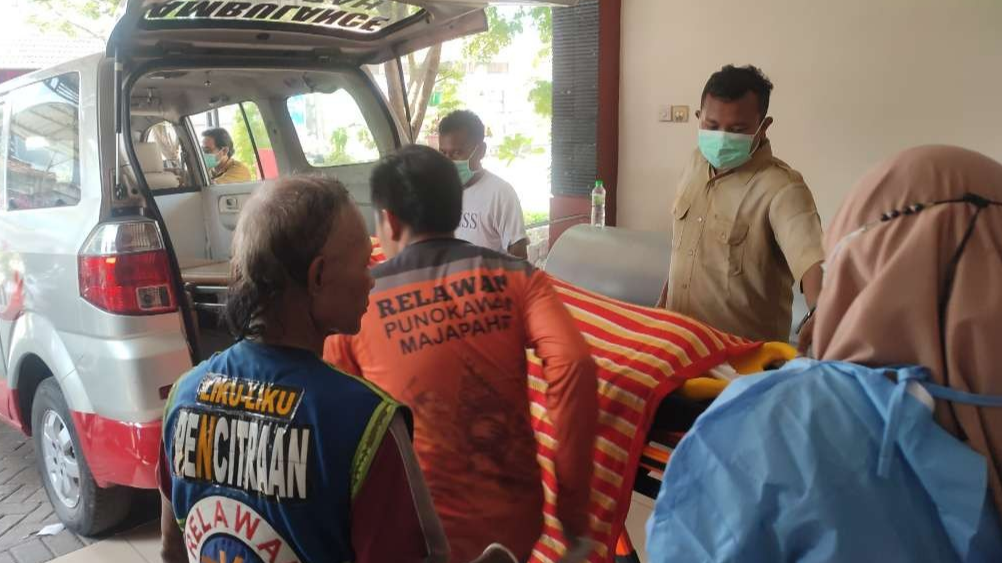 Jenazah korban usai diautopsi di RSUD Kota Mojokerto.(Foto Deni Lukmantara/Ngopibareng.id)