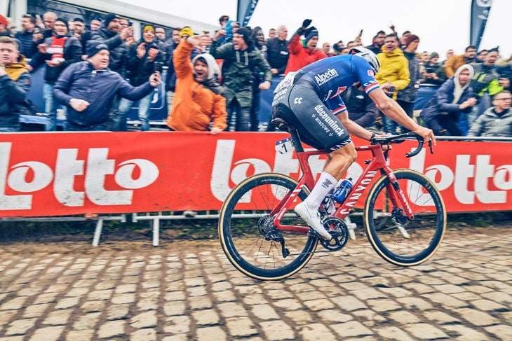 Canyon merilis sepeda Aeroad CFR Disc edisi MVDP yang digunakan Mathieu van der Poel meraih juara di beberapa balapan bergengsi.