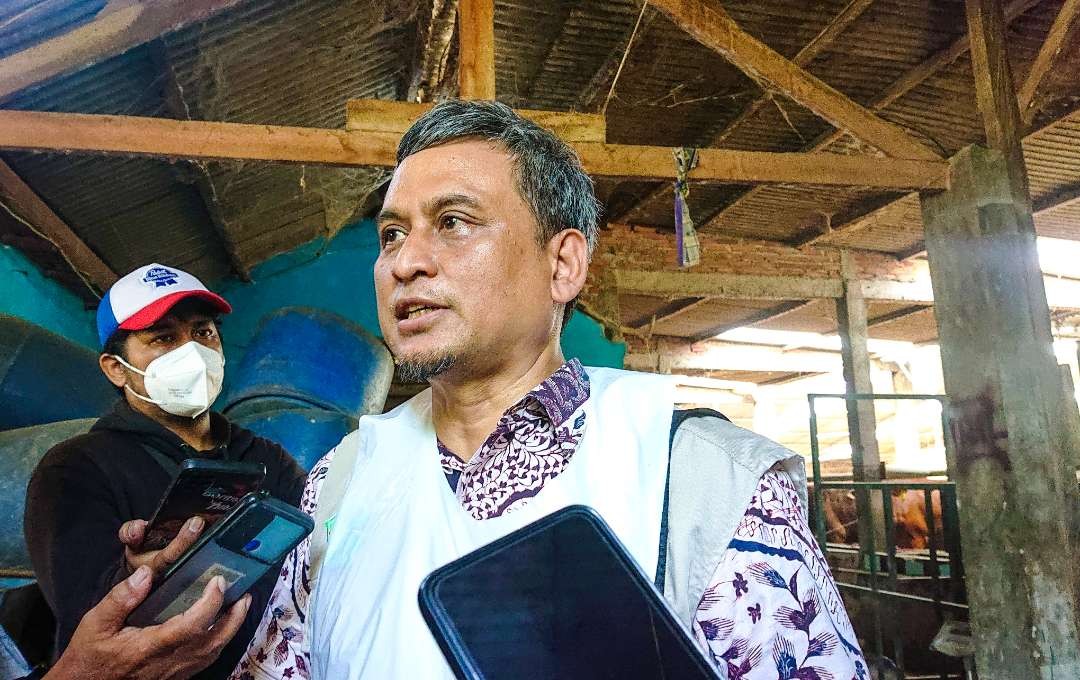 Kabid Produksi Peternakan dan Kesehatan Dinas Pangan dan Pertanian Sidoarjo, drh Tony Hartono, cegah LSD sapi wajib dilengkapi surat kesehatan. (Foto: Aini Arifin/Ngopibareng.id)