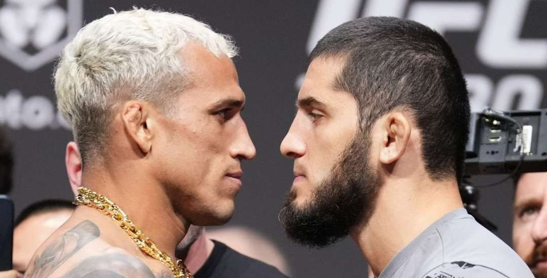 Charles Oliveira vs Islam Makachev. (Foto: Twitter)