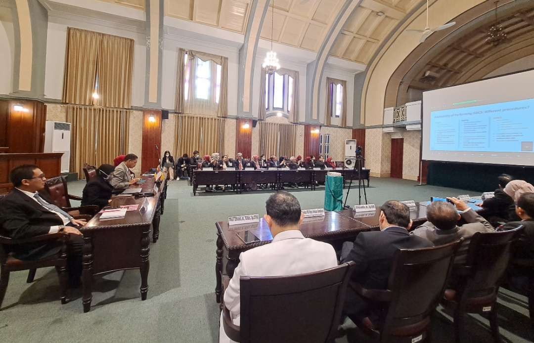 Pengukuhan guru besar mitra (Adjunct Professor Inauguration) asal Kanada, Prof Steve Aaron Arshinaff di Fakultas Kedokteran (FK) Unair. (Foto: Pita Sari/Ngopibareng.id)