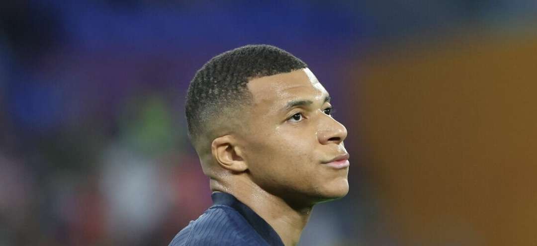 Kylian Mbappe dikabarkan memutuskan untuk tak memicu perpanjangan satu tahun dalam kontraknya saat ini di PSG. (Foto: Twitter/@KMbappe)