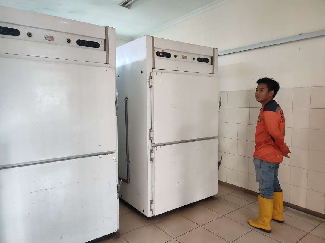 Jasad korban dilarikan ke RSUD Kota Mojokerto menunggu tim forensik Polda Jatim.(Foto Deni Lukmantara/Ngopibareng)